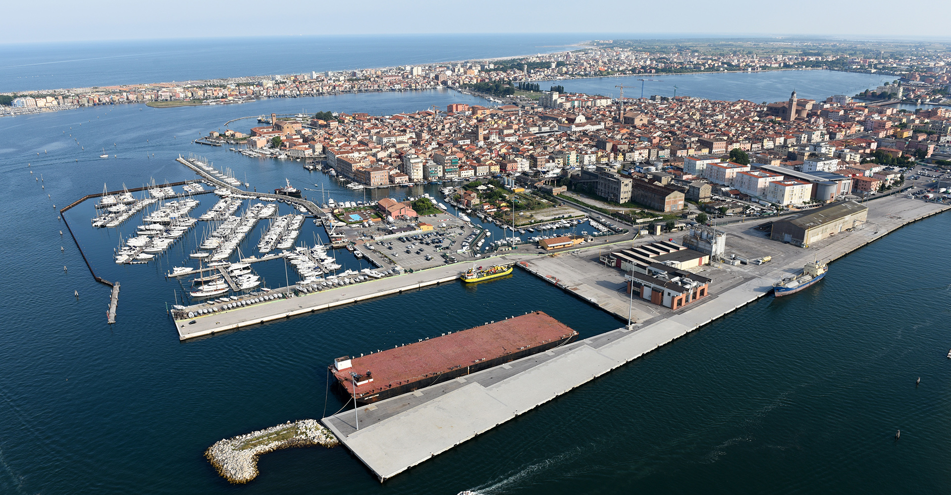 Porto di Venezia, richiesta di trasparenza sui traffici di armi e materiali militari: anche ISDE tra le associazioni firmatarie